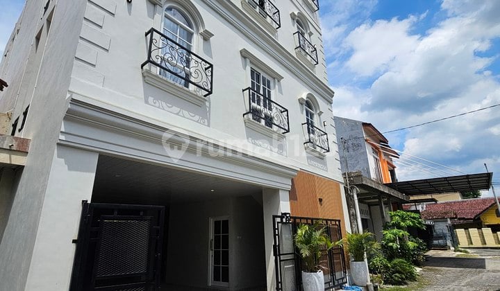 Kost Baru !!Exclusive Full Furnish 3 Lantai + Roftop View Merapi