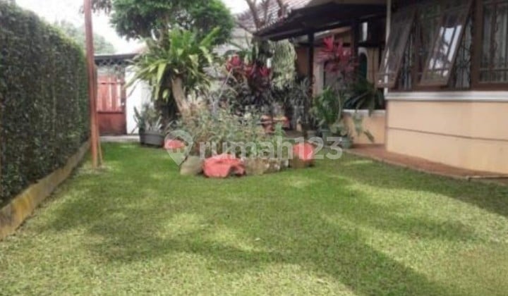 Rumah dengan Halaman Luas Harga Bersahabat di Komplek Arco