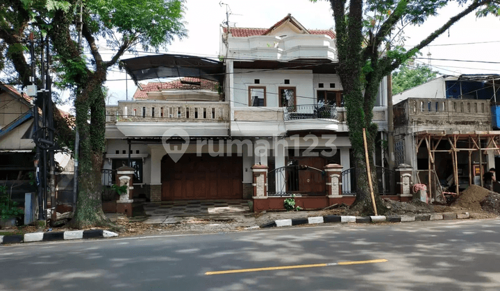 Rumah Lelang Modern 3 Lantai di Cipedes Tasikmalya