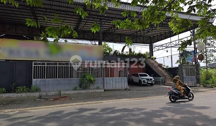 Ruang Usaha dan Gudang Poros Jalam Hos Cokoraminoto Wajak Malang