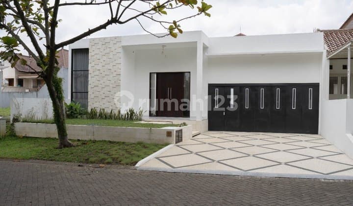 Rumah Aesthetic Di Kawasan Elit Riverside Dekat Exit Tol