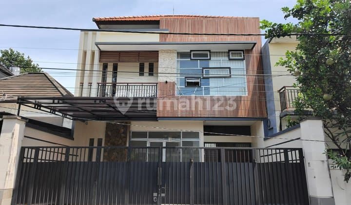 Rumah 2 Lantai Cocok untuk Hunian dan Kantor di Sading