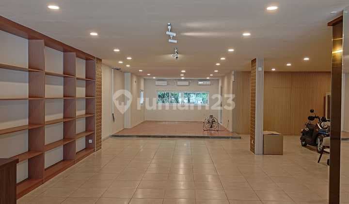 Translate to en: Strategic Shophouse for Rent By Pass Ngurah Rai Kuta - Premium Location & Spacious Parking!
