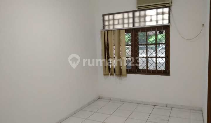 Rumah 1 1/2 Lantai,Lokasi Bagus untuk Kantor dan Usaha