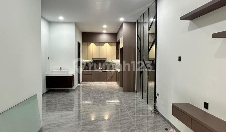 Rumah 2.5 Lantai di Beverly Green Siap Huni