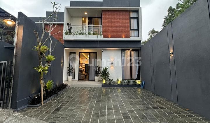 Rumah 2 Lantai Kontemporer Modern di Ngaglik Sleman