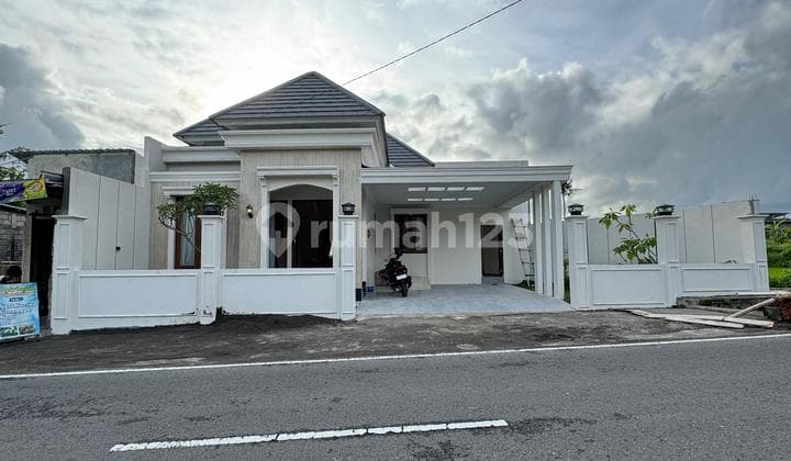 Rumah Luas Tepi Jalan dengan View Sawah