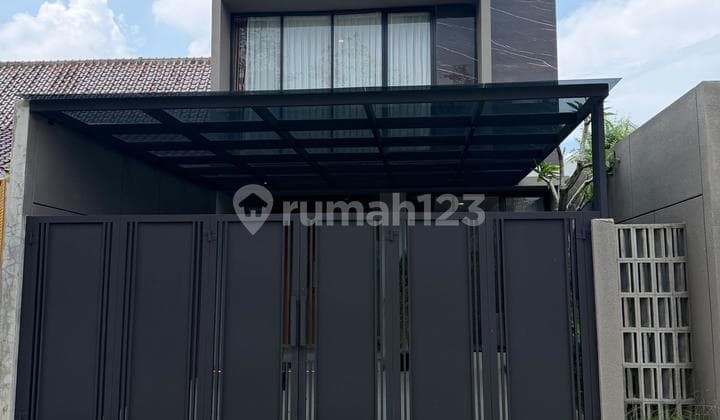 Rumah Mewah 2 Lantai Model Industrial di Wedomartani
