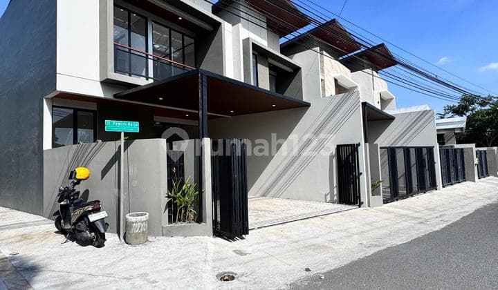 Rumah 2 Lantai Model Kontemporer Modern Dekat Kampus Uii