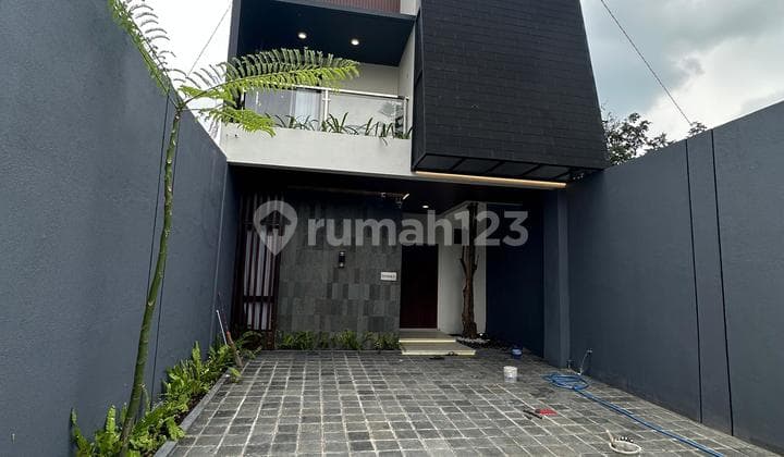 Rumah 2 Lantai Kontemporer Modern di Ngaglik Sleman