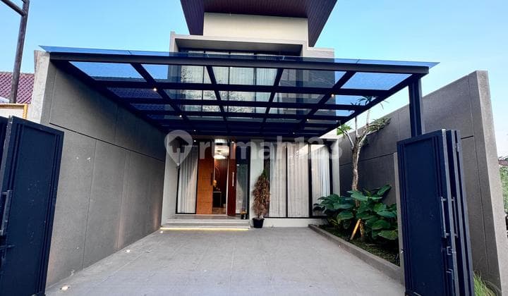 Rumah Mewah 2 Lantai Model Industrial di Wedomartani