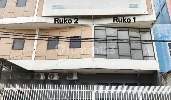 A fenced adjoining shophouse for rent in Cakung, East Jakarta.