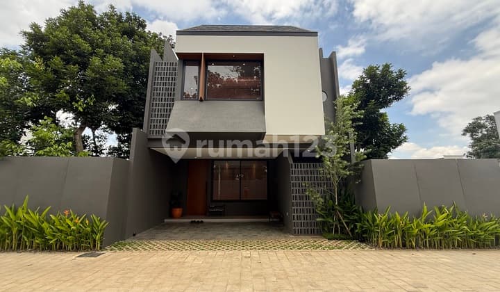 Rumah Compact Modern Living 2 Lantai Split Level di Ciputat