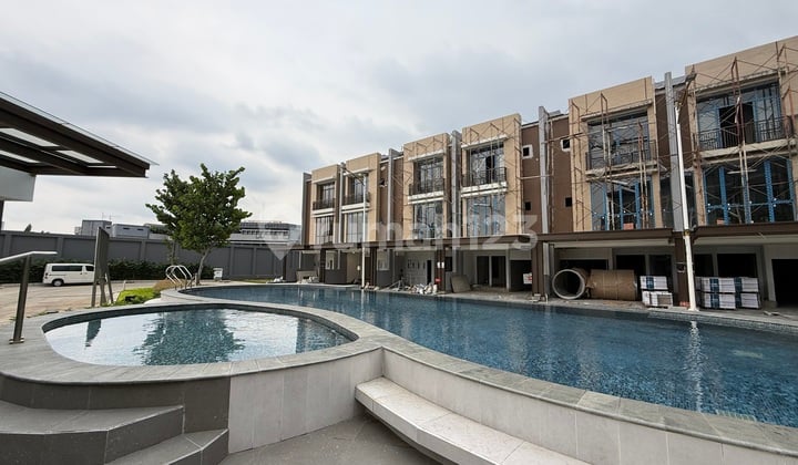 Rumah Siap Huni Mewah Murah 3 Lantai Dalam Cluster Depan Tol Veteran