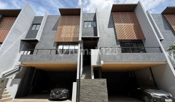 Hunian Mewah 3 Lantai Siap Huni di Kebayoran Lama Jakarta Selatan. dengan Area Prestisius Tanah Luas dan Fasilitas Kolam Renang