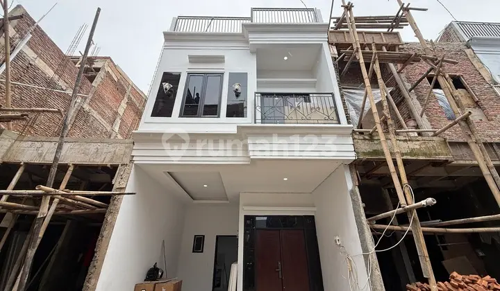 Ready-to-Occupy House with Full Red Bricks in Jagakarsa Near Brigif Toll Road