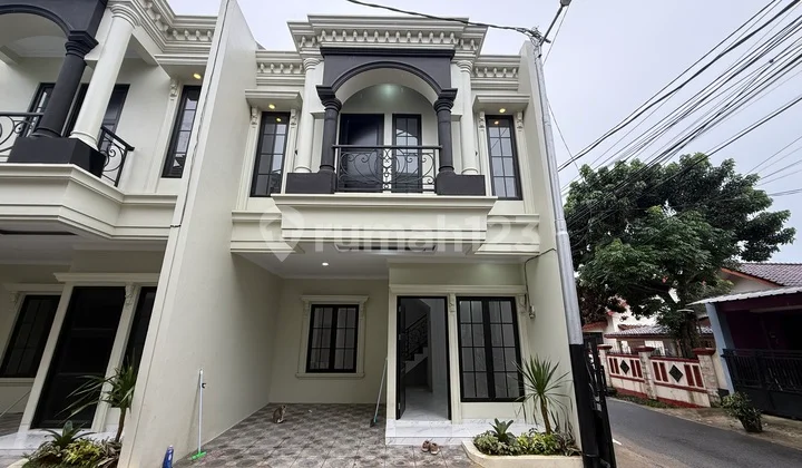 Young Couple Residence Near Lenteng Agung Jagakarsa Station