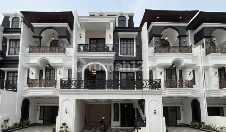 Rumah Modern Luxury di Jagakarsa Dekat Stasiun Lenteng Agung
