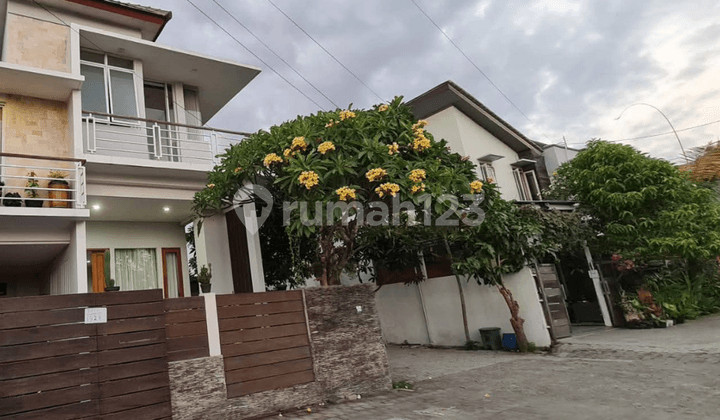 Description of a 2-Story Luxury House for Sale: Strategic Access, Ready to Move In