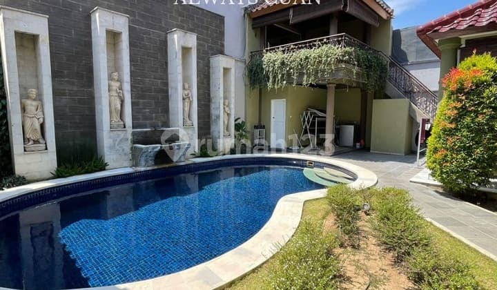 Rumah Mewah 2 Lantai, Parkiran Luas Dijual Area Renon