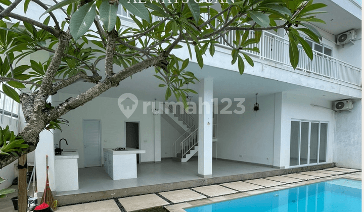 Vila 2 Lantai dengan Kolam Reang Pribadi Dijual Area Munggu
