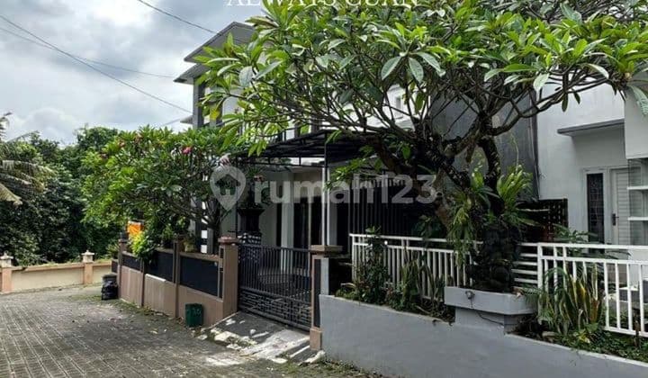 2-Story House with 3 Bedrooms for Rent in Dalung Area