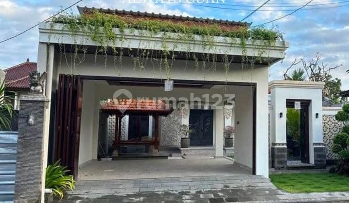 Rumah dengan 4 Kamar Tidur dan 4 Kamar Mandi Dijial Area Renon