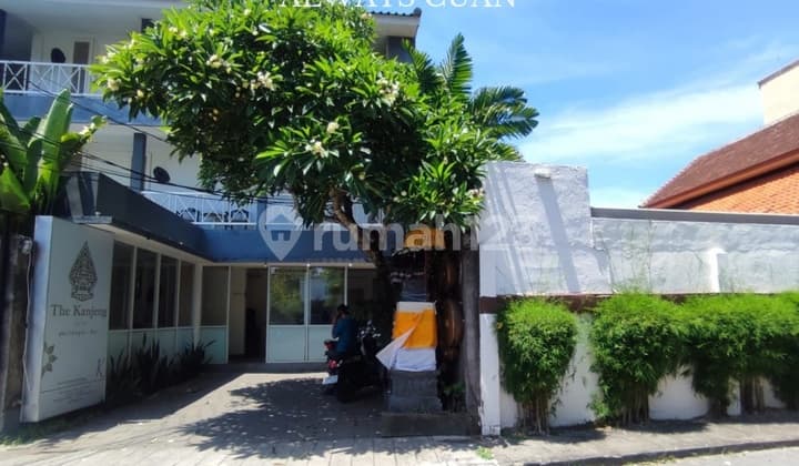 Hotel 3 Lantai dengan 11 Kamar Tidur Beserta Resto Dijual