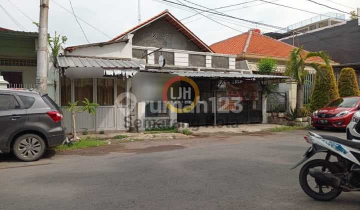 Rumah Lama di Jalan Puspowarno