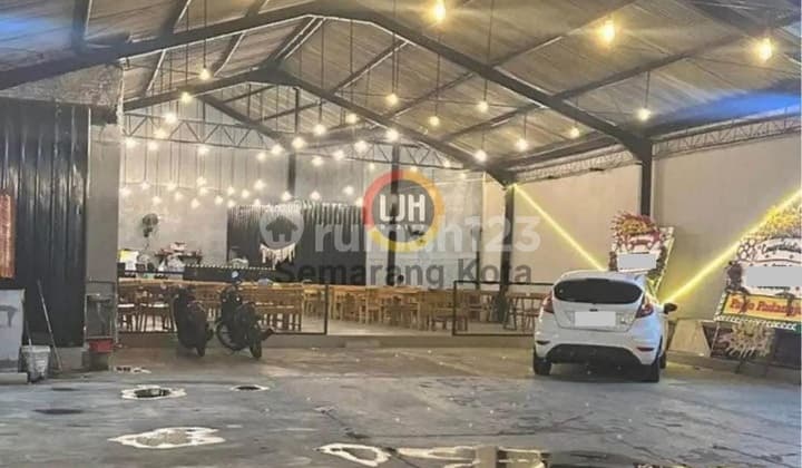 Bangunan Usaha di Jalan Kedungmundu Raya