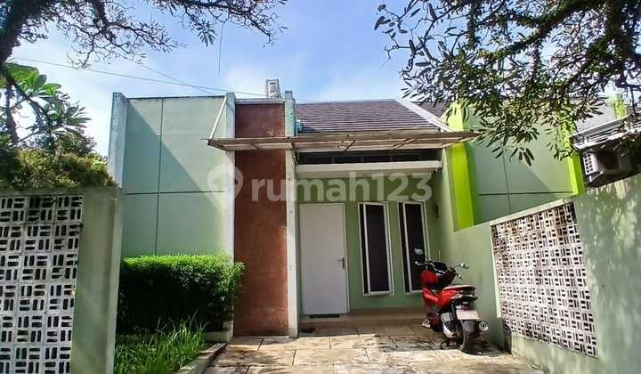 Dijual Rumah dengan Halaman Samping Luas di Vila Rizki Sawangan