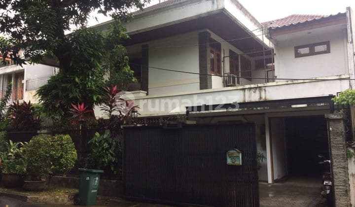 2-Storey House Located in Dukuh Patra, Kuningan, South Jakarta
