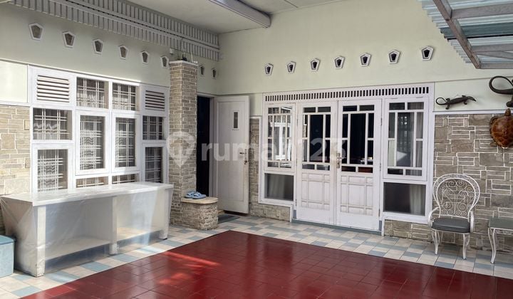 Dijual Rumah Bangunan Antik Terawat di Sayap Riau Bandung