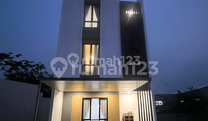 Beli Rumah Gratis Mobil Listrik. Rumah 3 Lantai 5 Kamar Di Depok,dekat Pintu Tol Sawangan ,gratis Mobill Listrik