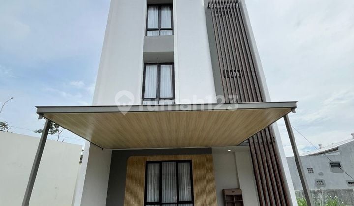 New Brand Townhouse 3 Lantai Lokasi Pinggir Jalan Utama 2 Menit ke Halte Transjakarta