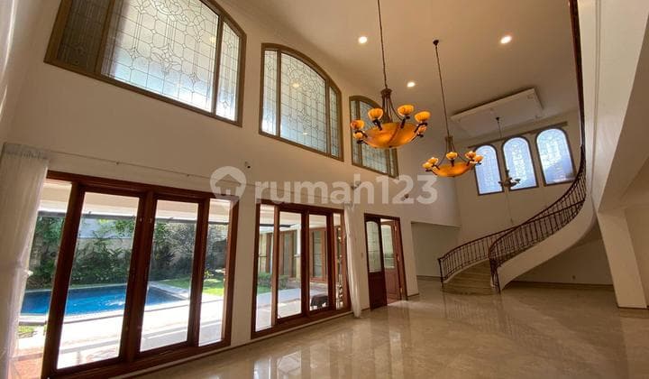 Rumah Sewa di Lokasi Strategis SCBD, dengan Private Pool.