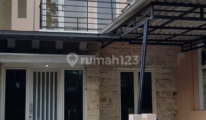 Rumah 2 Lantai Greenlake Rungkut, SHM & Parkir Luas!