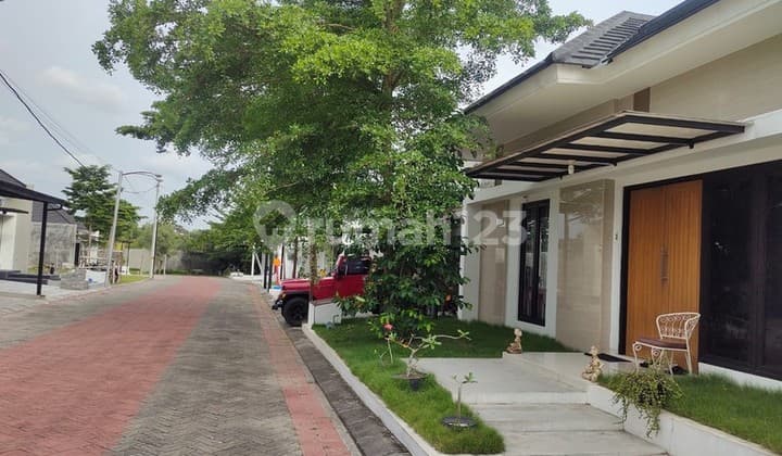 Rumah Mewah Pondok Permai Kolam Renang Halaman Luas Sinduadi