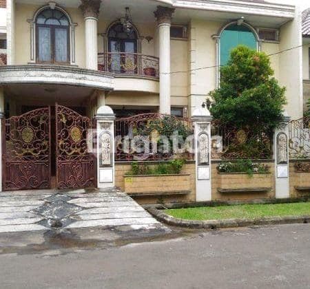 Rumah Mewah, Tengah Kota, Cocok untuk Keluarga