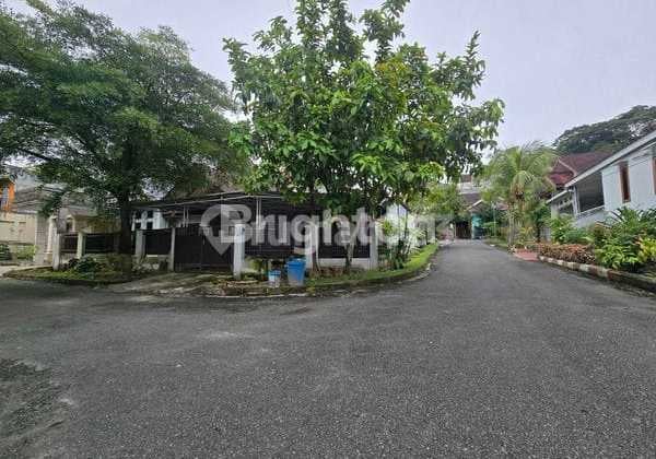 Rumah Posisi Hook, Area Tengah Kota, Lingkungan Harmonis