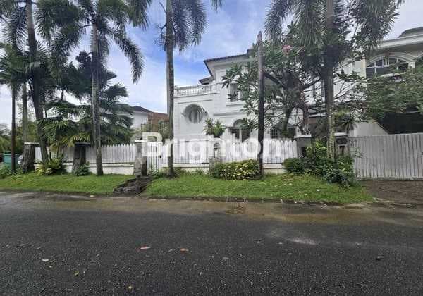 Beautiful House, Corner Position, Strategically Located in the City
