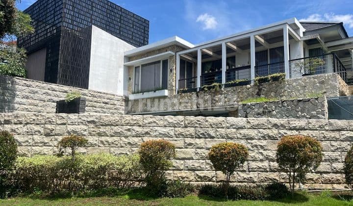 Rumah Mewah Lux Model Villa Taman Hunian Satelit Surabaya