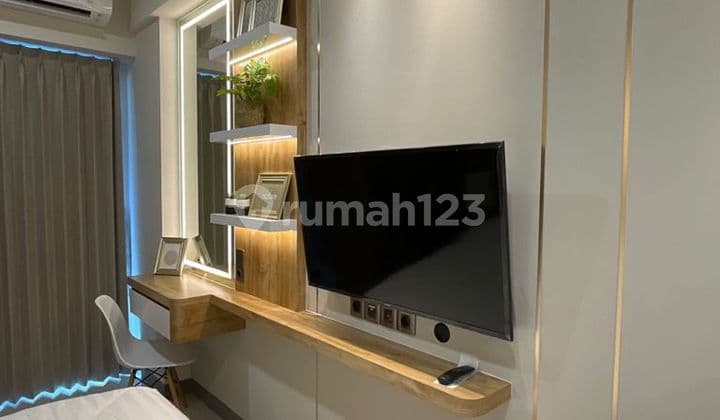 Minimalist 1 BR Apartment Near Shopping Center, Pakuwon Mall