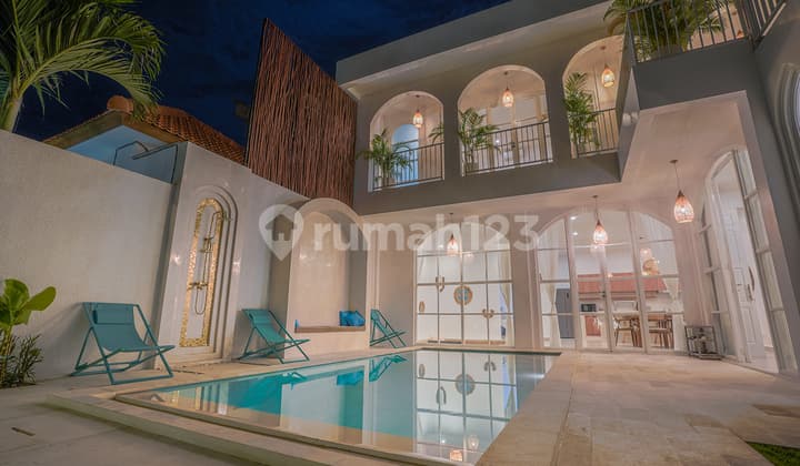 Vila 3 Kamar Tidur Luas di Berawa dengan Kolam & Sunken Lounge