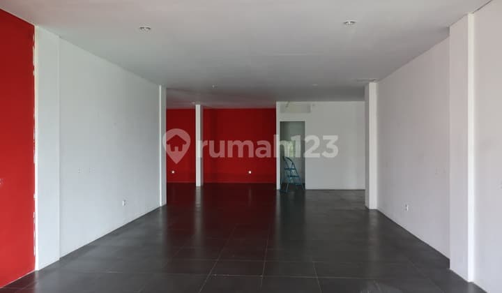 For Rent A Shophouse Unfurnished in Berawa Canggu (Only 3rd Floor and Rooftop)