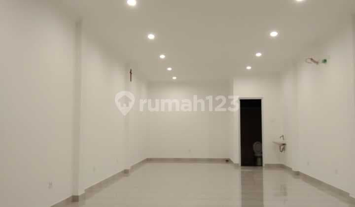 Prime Kiosk Rental with Parking in High-Traffic Berawa, Canggu