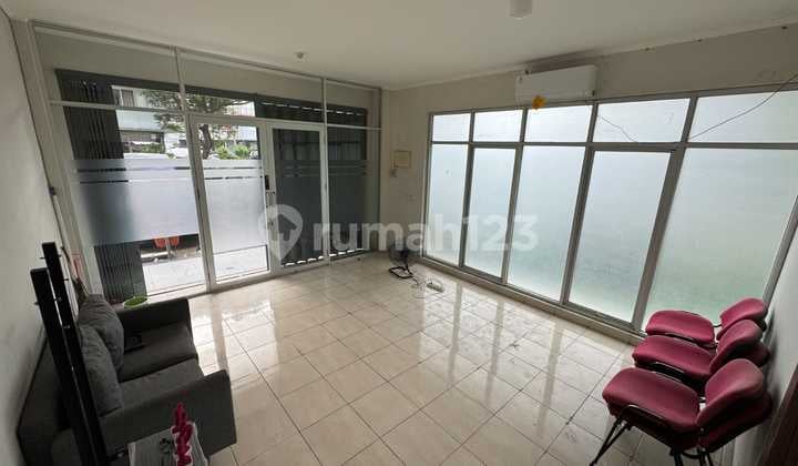 For Rent 4-Storey Shop House Hook in Kalideres, West Jakarta