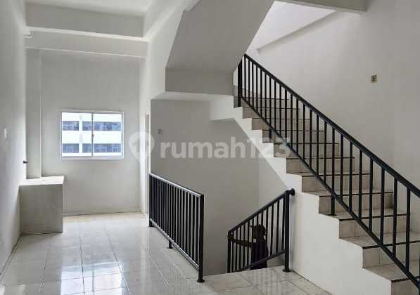 For Rent: Shop House in Kebun Jeruk, Mabes, Central Jakarta.