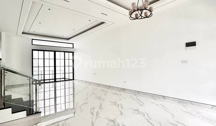 Rumah Mewah Modern American Classic di Sukajadi