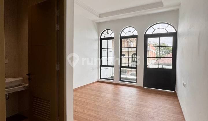 Rumah Mewah Modern American Classic di Sukajadi